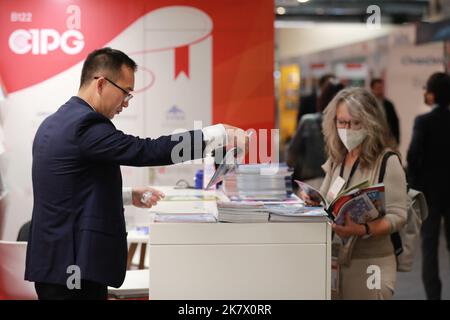 Francfort, Allemagne. 19th octobre 2022. Les gens visitent la foire du livre de Francfort 74th à Francfort, en Allemagne, le 19 octobre 2022. La foire du livre de Francfort de 74th, la plus grande du genre au monde, ainsi que de nombreuses étapes sur le terrain d'exposition et plus de 2 000 événements, ont ouvert ici mardi soir. Credit: Du Zheyu/Xinhua/Alay Live News Banque D'Images