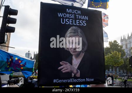 Londres, Royaume-Uni. 19 octobre 2022. Un manifestant anti-conservateur tient un panneau sur la place du Parlement représentant Liz Truss, premier ministre. Le Premier ministre est confronté à des appels des membres du Parti conservateur à démissionner à la suite du mini-budget sur l'économie du Royaume-Uni, qui a entraîné la démission de l'ancien chancelier de l'Échiquier Kwasi Kwarteng. La crise du coût de la vie se poursuit avec l'annonce par le Bureau des statistiques nationales (ONS) que le taux d'inflation est passé à 10,1% le mois dernier. Credit: Stephen Chung / Alamy Live News Banque D'Images