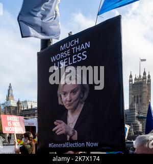 Londres, Royaume-Uni. 19 octobre 2022. Un manifestant anti-conservateur tient un panneau sur la place du Parlement représentant Liz Truss, premier ministre. Le Premier ministre est confronté à des appels des membres du Parti conservateur à démissionner à la suite du mini-budget sur l'économie du Royaume-Uni, qui a entraîné la démission de l'ancien chancelier de l'Échiquier Kwasi Kwarteng. La crise du coût de la vie se poursuit avec l'annonce par le Bureau des statistiques nationales (ONS) que le taux d'inflation est passé à 10,1% le mois dernier. Credit: Stephen Chung / Alamy Live News Banque D'Images