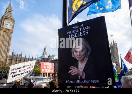 Londres, Royaume-Uni. 19 octobre 2022. Un manifestant anti-conservateur tient un panneau sur la place du Parlement représentant Liz Truss, premier ministre. Le Premier ministre est confronté à des appels des membres du Parti conservateur à démissionner à la suite du mini-budget sur l'économie du Royaume-Uni, qui a entraîné la démission de l'ancien chancelier de l'Échiquier Kwasi Kwarteng. La crise du coût de la vie se poursuit avec l'annonce par le Bureau des statistiques nationales (ONS) que le taux d'inflation est passé à 10,1% le mois dernier. Credit: Stephen Chung / Alamy Live News Banque D'Images