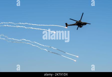 Yeoju, Corée du Sud. 19th octobre 2022. L'hélicoptère Apache AH-64 de Corée du Sud tire des obus lors d'un exercice conjoint Corée du Sud-États-Unis de traversée de rivière dans le cadre de l'exercice militaire annuel Hoguk à Yeoju. L'armée nord-coréenne a averti la Corée du Sud de mettre fin à ce qu'elle appelle « les provocations dans les zones en première ligne », après avoir de nouveau tiré des centaines de tirs d'artillerie dans des zones tampons maritimes près de sa frontière en réponse aux exercices sur le terrain en cours dans le Sud. (Image de crédit : © Kim Jae-Hwan/SOPA Images via ZUMA Press Wire) Banque D'Images