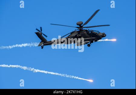 Yeoju, Corée du Sud. 19th octobre 2022. L'hélicoptère Apache AH-64 de Corée du Sud tire des obus lors d'un exercice conjoint Corée du Sud-États-Unis de traversée de rivière dans le cadre de l'exercice militaire annuel Hoguk à Yeoju. L'armée nord-coréenne a averti la Corée du Sud de mettre fin à ce qu'elle appelle « les provocations dans les zones en première ligne », après avoir de nouveau tiré des centaines de tirs d'artillerie dans des zones tampons maritimes près de sa frontière en réponse aux exercices sur le terrain en cours dans le Sud. (Image de crédit : © Kim Jae-Hwan/SOPA Images via ZUMA Press Wire) Banque D'Images