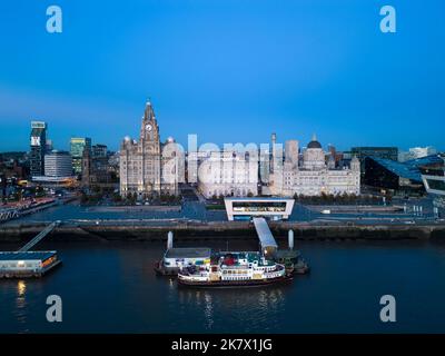 Vue aérienne, le Mersey Ferry à Liverpool pour emmener des passagers à Wirral, Angleterre. Banque D'Images