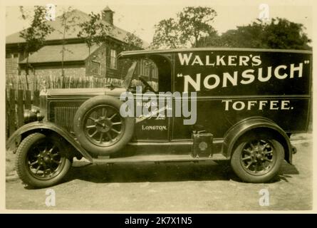 La photographie originale de la carte postale de l'époque des années 1920 du camion de livraison de Walker's Nonsuch Toffee, publicité de Walkers Nonsuch Toffee Ltd, date vers 1925. Longton, Stoke on Trent, Royaume-Uni Banque D'Images