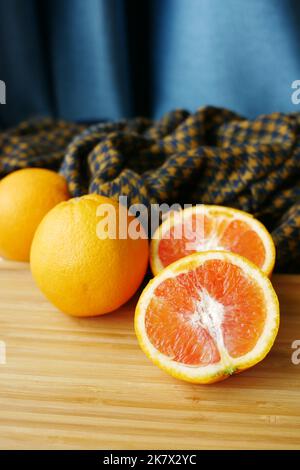 gros plan d'une tranche de fruits orange sur fond de bois Banque D'Images