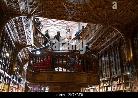 La librairie Livraria Lello qui aurait inspiré des décors dans les films Harry Potter, écrit par JK Rowling. À Porto, Portugal, 17 octobre 2022. Banque D'Images