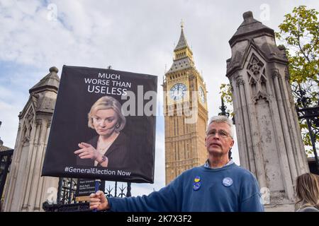 Londres, Royaume-Uni. 19th octobre 2022. Un manifestant tient un écriteau anti-Liz Truss à l'extérieur du Parlement, alors que Truss affrontait les questions du premier ministre (QPM). Crédit : SOPA Images Limited/Alamy Live News Banque D'Images