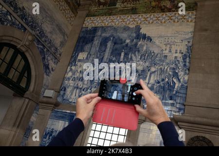 Tourisme photographiant la station Sao Bento, à Porto, Portugal, 16 octobre 2022. Banque D'Images