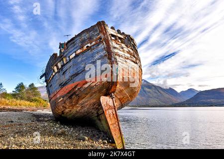 Corpach fort William Scotland le hutte de l'ancien bateau de Caol abandonné sur la plage de galets Banque D'Images