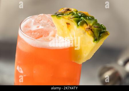 Cocktail de rafraichissement Tiki Singapore Sling avec Gin et ananas Banque D'Images