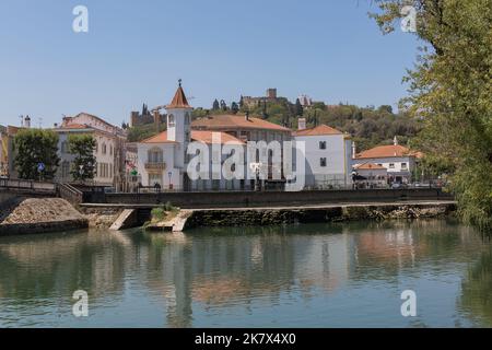 Tomar Portugal - 08 09 2022: Vue sur le centre-ville de Tomar, avec la rivière Nabão, le pont de la vieille ville, le parc de Pouchão et le célèbre château et couvent de Tomar Banque D'Images