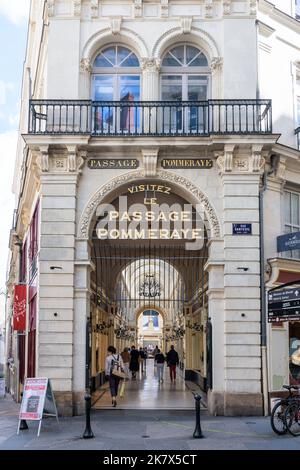 Entrée du passage Pommeraye, une galerie marchande vitrée historique dans le centre de Nantes, en France. Banque D'Images