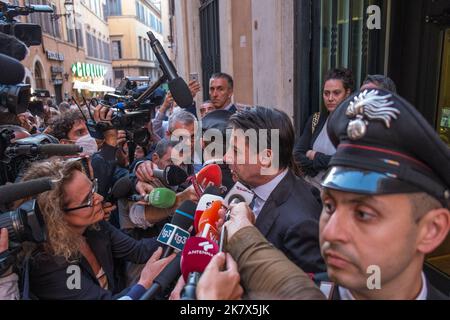 Rome, Italie. 18th octobre 2022. 18/10/2022 Rome, Giuseppe Conte quitte la Chambre des députés après la réunion pour élire les dirigeants du groupe. Crédit : Agence photo indépendante/Alamy Live News Banque D'Images