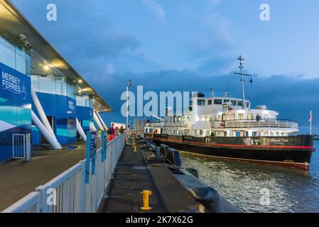 Traversier Merseyferries le Royal Iris part pour Liverpool lors de la réouverture du terminal de ferry de Seacombe, rénové, sur la rivière Mersey. Banque D'Images