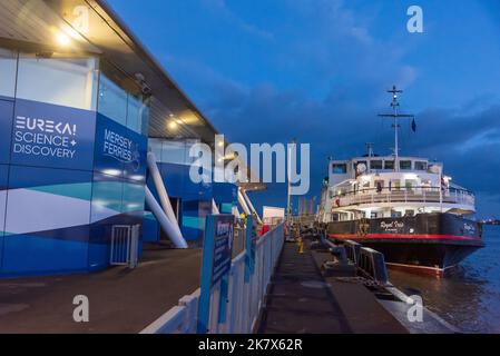 Traversier Merseyferries le Royal Iris part pour Liverpool lors de la réouverture du terminal de ferry de Seacombe, rénové, sur la rivière Mersey. Banque D'Images