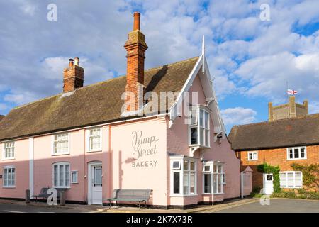 Les célèbres murs peints en rose de la boulangerie et du café Pump Street dans le village suffolk d'Orford Suffolk Angleterre Royaume-Uni Europe Banque D'Images