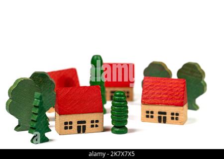 Maisons et arbres en tant que jouets en bois sur fond blanc Banque D'Images