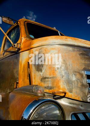 Une cabine COE 1946 de Chevrolet rouillée sur un camion à moteur. Banque D'Images