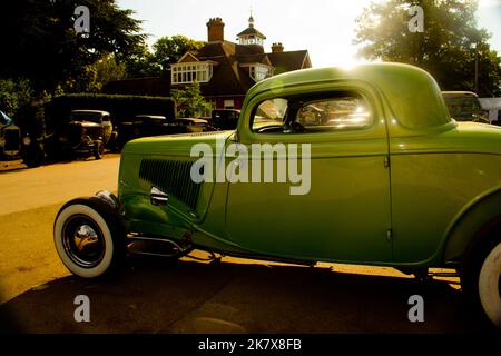 Hayride à tige chaude. 1934 Ford Hot Rod à l'extérieur d'un bâtiment de style vintage. Banque D'Images