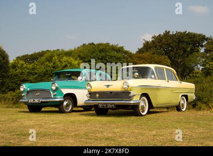 Deux voitures classiques britanniques 1950s lors d'un salon automobile. Banque D'Images