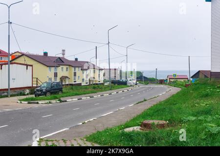 Yuzhno-Kurilsk, Russie - 01 août 2022 : vue sur la ville de l'île de Kunashir Banque D'Images