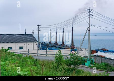 centrale diesel avec cheminées de fumée sur l'île Banque D'Images