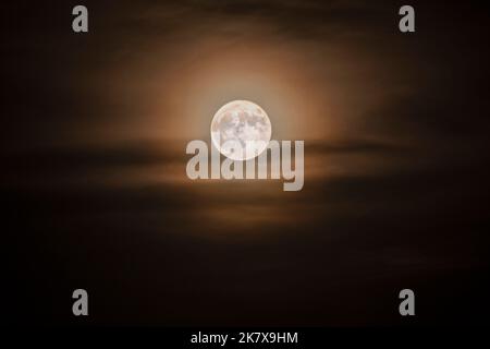 Lune éclatante dans le ciel nuageux Banque D'Images