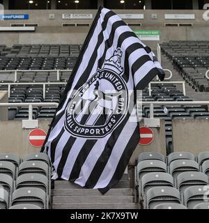 Newcastle, Royaume-Uni. 19th octobre 2022. Un drapeau partisan de Newcastle lors du match de la Premier League Newcastle United contre Everton à St. James's Park, Newcastle, Royaume-Uni, 19th octobre 2022 (photo de Mark Cosgrove/News Images) à Newcastle, Royaume-Uni, le 10/19/2022. (Photo de Mark Cosgrove/News Images/Sipa USA) crédit: SIPA USA/Alay Live News Banque D'Images