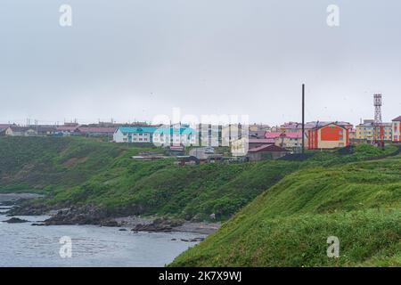 Yuzhno-Kurilsk, Russie - 01 août 2022 : vue sur la ville de l'île de Kunashir Banque D'Images