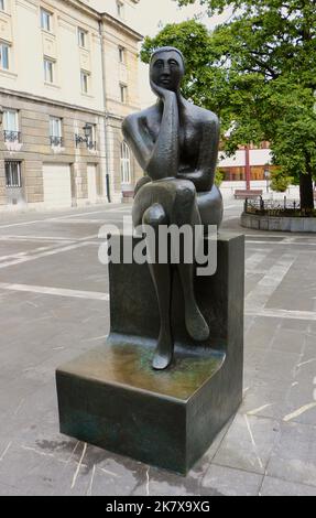 1999 sculpture en bronze d'une femme assise le penseur par José Luis Fernández Calle Argüelles Oviedo Asturias Espagne Banque D'Images