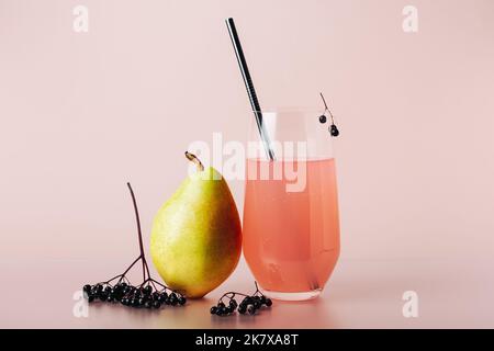 Boisson aux baies de sureau, cocktail avec poire sur fond coloré. Banque D'Images