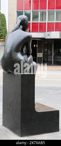 1999 sculpture en bronze d'une femme assise le penseur par José Luis Fernández Calle Argüelles Oviedo Asturias Espagne Banque D'Images