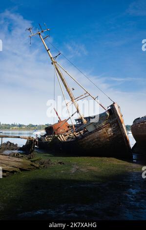 Rivière Orwell à marée basse avec des voiliers en bois abandonnés et épatés sur la plage de PIN Mill Banque D'Images