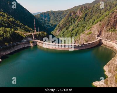 Photographie aérienne du barrage de Vidraru, en Roumanie. La photographie a été prise à partir d'un drone au-dessus du lac Vidraru avec le barrage dans la vue. Banque D'Images