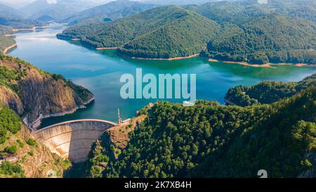 Photographie aérienne du barrage de Vidraru, en Roumanie. La photographie a été prise à partir d'un drone du dessus du canyon au lac Vidraru avec le barrage et le lac dans le vi Banque D'Images