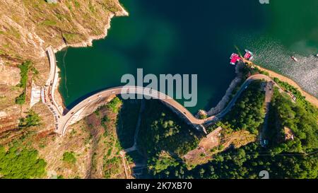 Photographie aérienne du barrage de Vidraru, en Roumanie. La photographie a été prise à partir d'un drone depuis le dessus du barrage sur le lac Vidraru avec l'appareil photo incliné vers le bas Banque D'Images