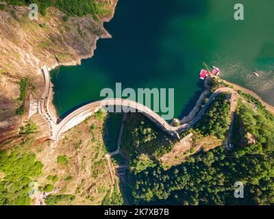 Photographie aérienne du barrage de Vidraru, en Roumanie. La photographie a été prise à partir d'un drone depuis le dessus du barrage sur le lac Vidraru avec l'appareil photo incliné vers le bas Banque D'Images