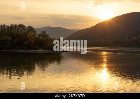 Magnifique coucher de soleil sur le danube depuis Visegrad Hongrie avec des collines et des rochers Banque D'Images