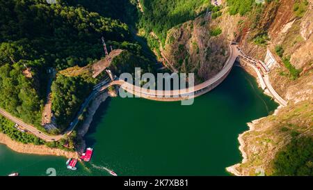 Photographie aérienne du barrage de Vidraru, en Roumanie. La photographie a été prise à partir d'un drone depuis le dessus du barrage sur le lac Vidraru avec l'appareil photo incliné vers le bas Banque D'Images