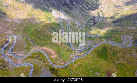 Photographie de drone de la célèbre route Transfagarasan, en Roumanie. La photographie a été prise à partir d'un drone avec l'appareil photo incliné vers le bas pour une prise de vue de dessus Banque D'Images