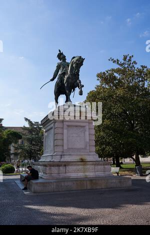 Vérone, Italie - 13 juillet 2022 - le coeur de la ville, la Piazza Bra, avec la monumentale Arena par une journée ensoleillée Banque D'Images