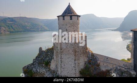 Photographie aérienne d'une tour défensive à la forteresse de Golubac, sur la rive serbe du Danube. La photographie a été prise à partir d'un drone pendant la journée. Banque D'Images