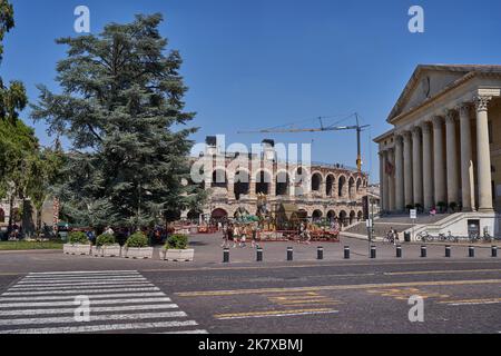 Vérone, Italie - 13 juillet 2022 - le coeur de la ville, la Piazza Bra, avec la monumentale Arena par une journée ensoleillée Banque D'Images