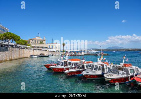 Bateaux dans le port de Spetses, Spetses, Iles Saroniques, Grèce Banque D'Images