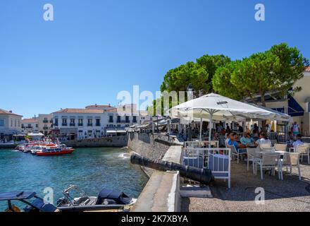 Restaurant / taverne sur le front de mer à Spetses, Spetses, Iles Saroniques, Grèce Banque D'Images