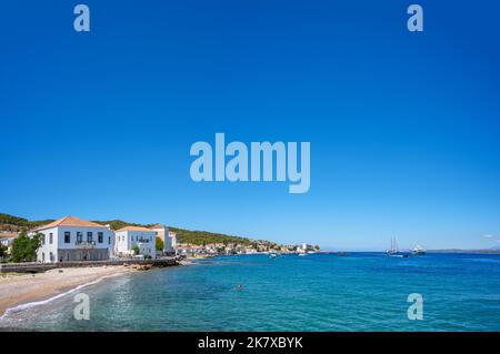 Plage dans la ville de Spetses, Spetses, Iles Saroniques, Grèce Banque D'Images