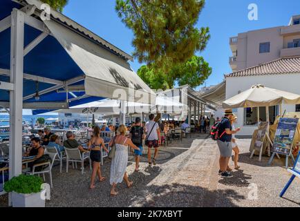 Restaurant / taverne sur le front de mer à Spetses, Spetses, Iles Saroniques, Grèce Banque D'Images