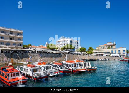 Bateaux dans le port de Spetses, Spetses, Iles Saroniques, Grèce Banque D'Images