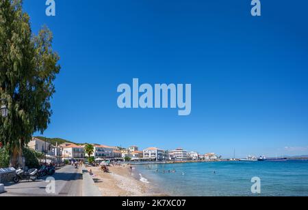 Plage dans la ville de Spetses, Spetses, Iles Saroniques, Grèce Banque D'Images