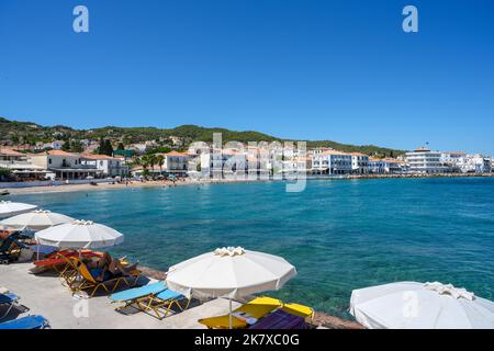 Plage dans la ville de Spetses, Spetses, Iles Saroniques, Grèce Banque D'Images